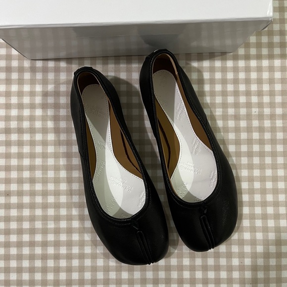 Maison Martin Margiela Shoes - Maison Martin Margiela Black Split-Toe Leather Ballet Flats
